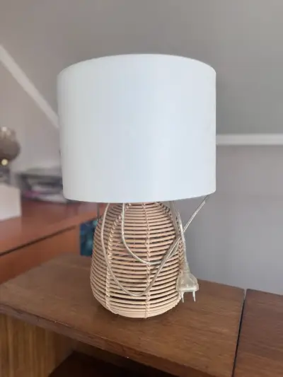 Lámpara de mesa con pantalla de tela y base de mimbre - miniatura 2