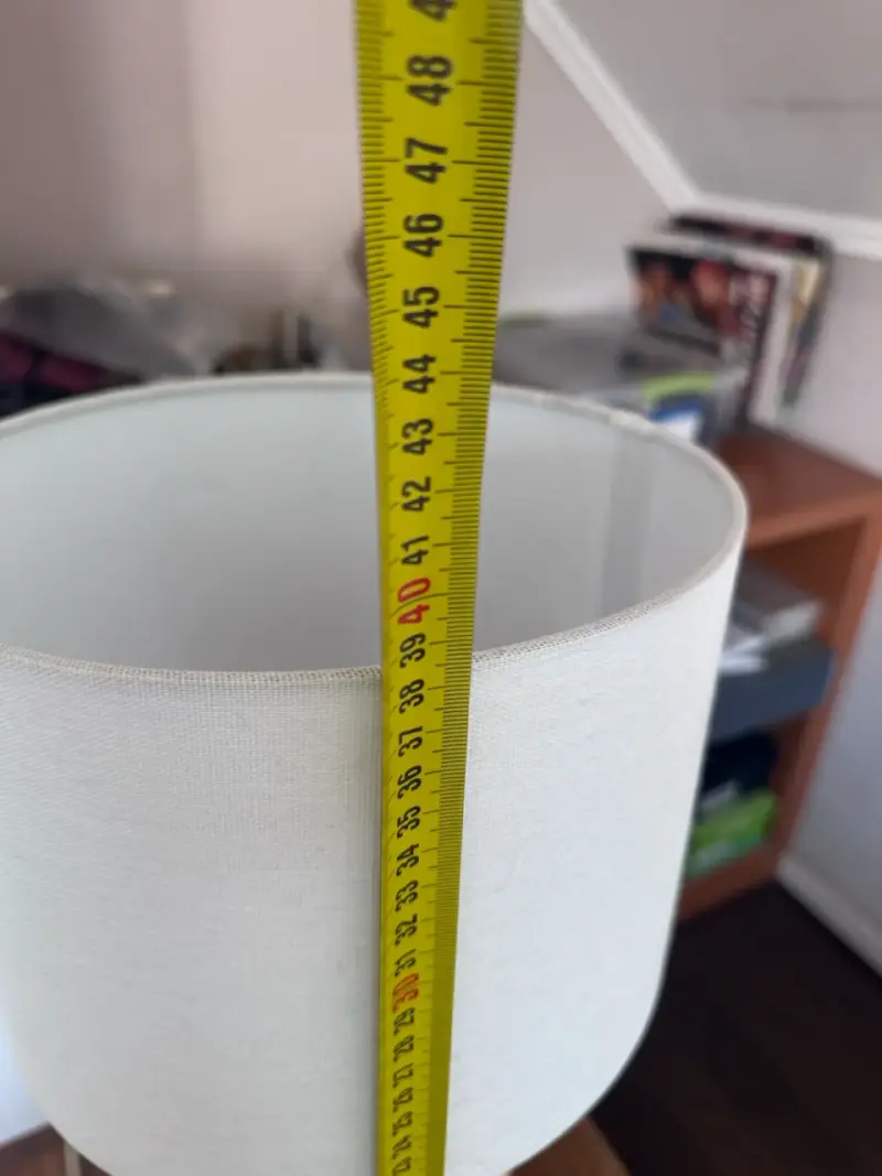 Lámpara de mesa con pantalla de tela y base de mimbre - 3