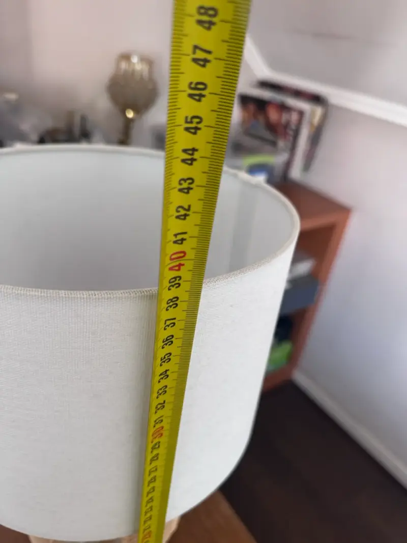 Lámpara de mesa con pantalla de tela y base de mimbre - 5