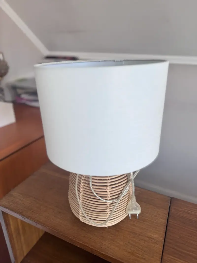 Lámpara de mesa con pantalla de tela y base de mimbre - 6
