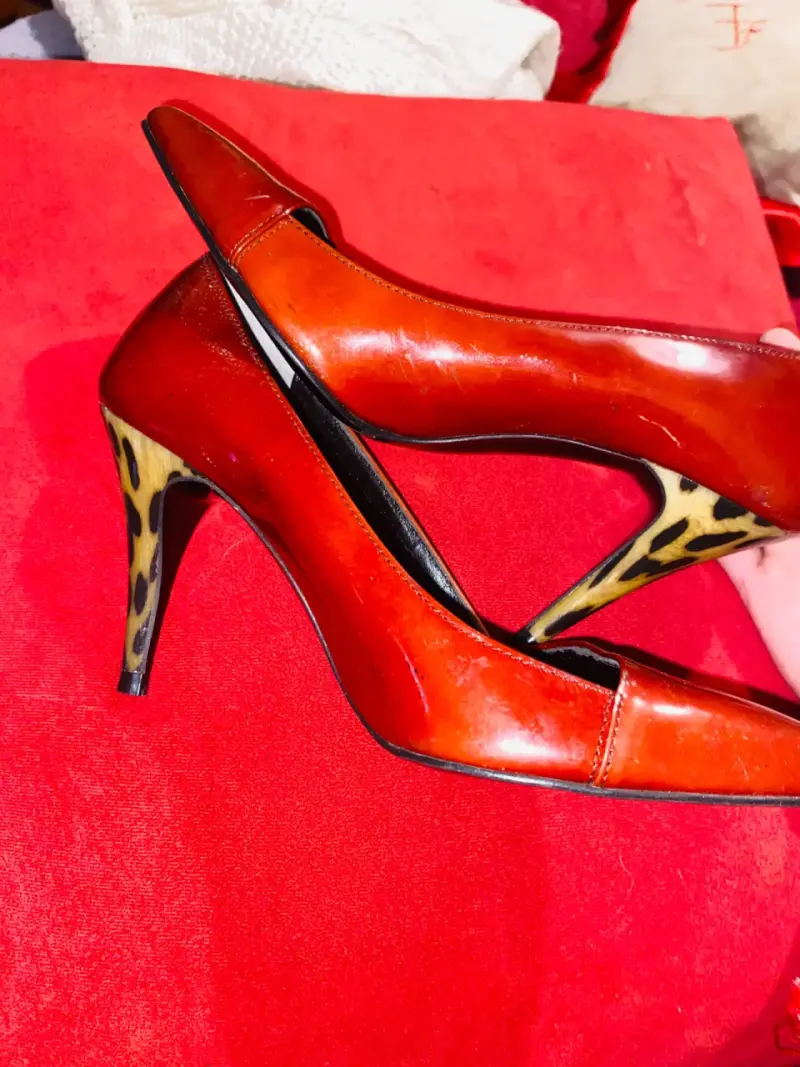 Zapatos de tacón alto rojos con estampado animal - 1