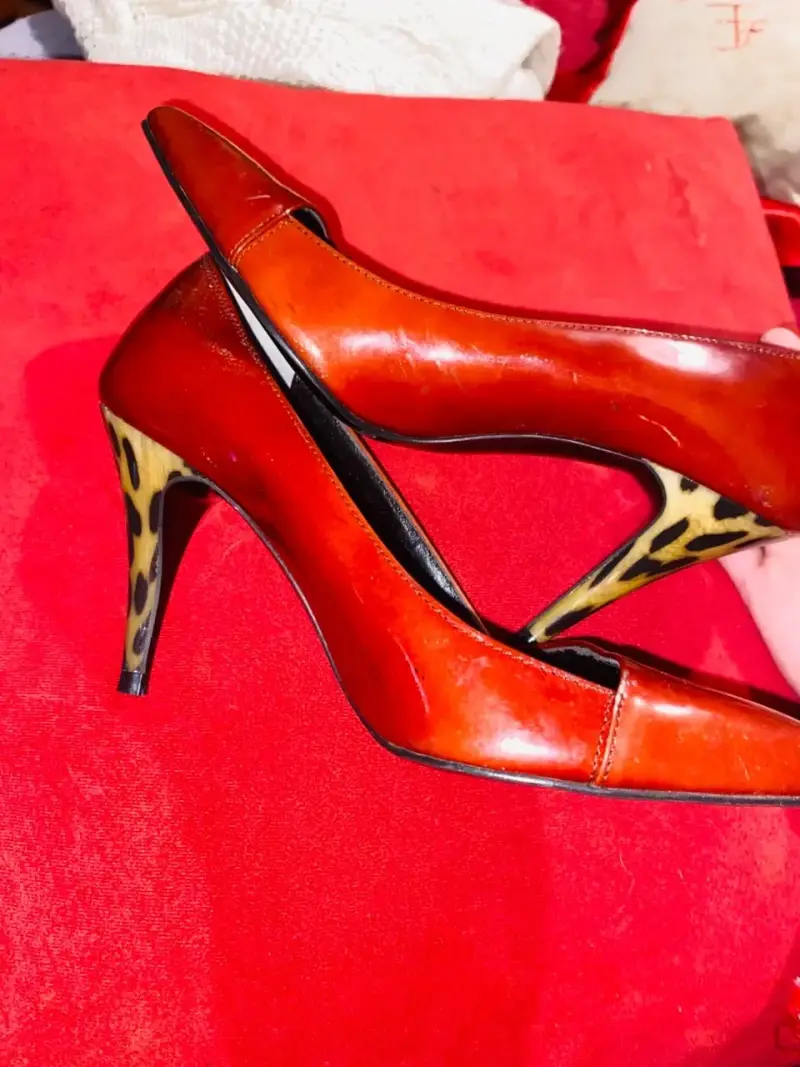 Zapatos de tacón alto rojos con estampado animal - 3