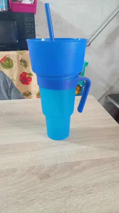 Vaso de Plástico Azul con Tapa y Bombilla - miniatura 1