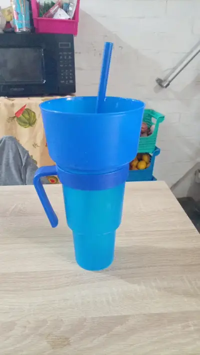 Vaso de Plástico Azul con Tapa y Bombilla - miniatura 2