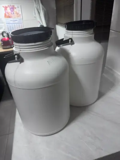 2 Bidones de plástico Copihue 10L con tapa - miniatura 2