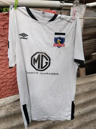 Camiseta Colo-Colo Umbro blanca talla XL - miniatura 1
