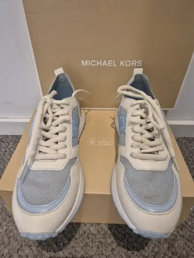 Zapatillas deportivas Michael Kors blancas y celestes - miniatura 1