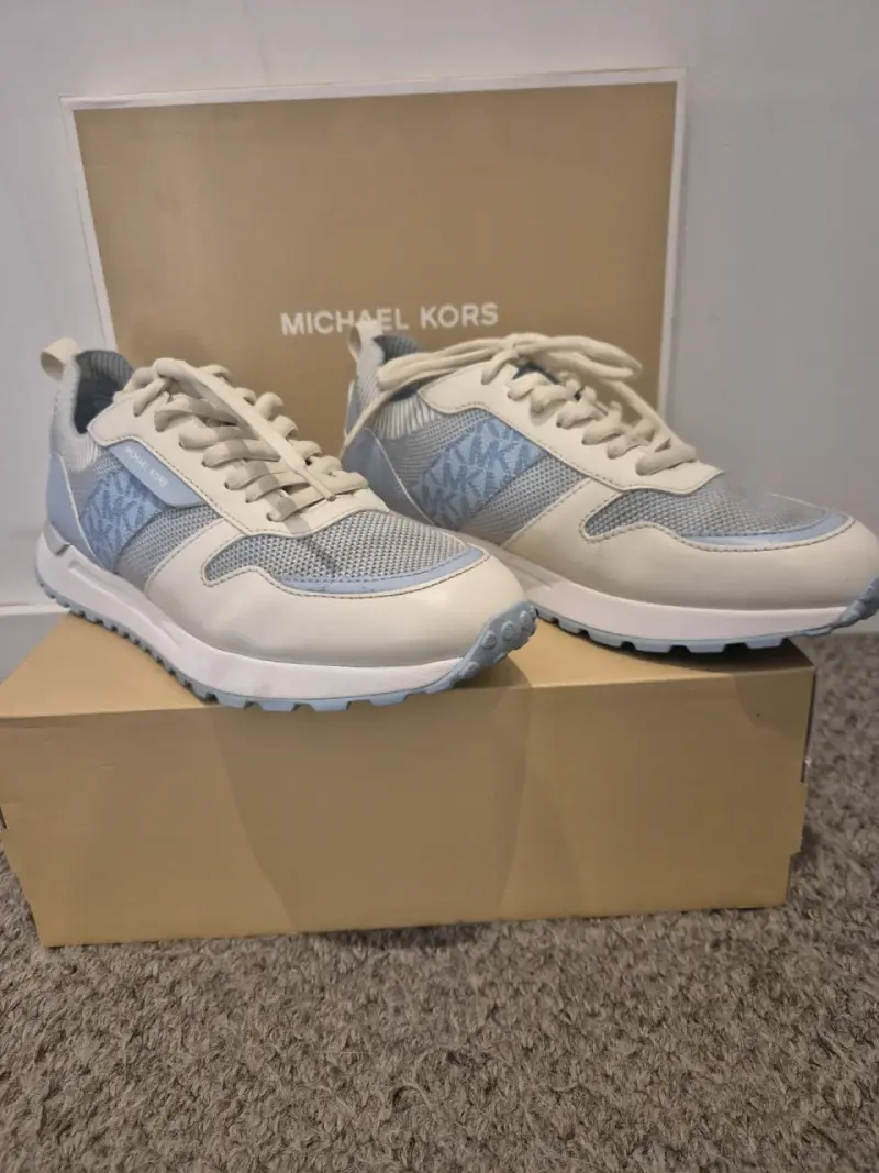 Zapatillas deportivas Michael Kors blancas y celestes - 2