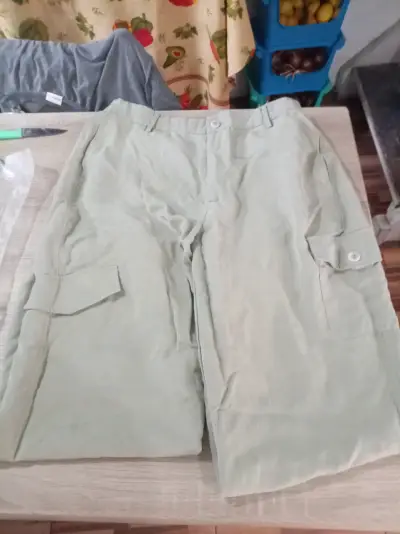 Pantalones cortos cargo beige para hombre - miniatura 2