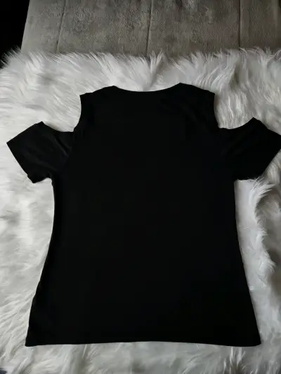 Polera negra Michael Kors con hombros descubiertos - miniatura 3