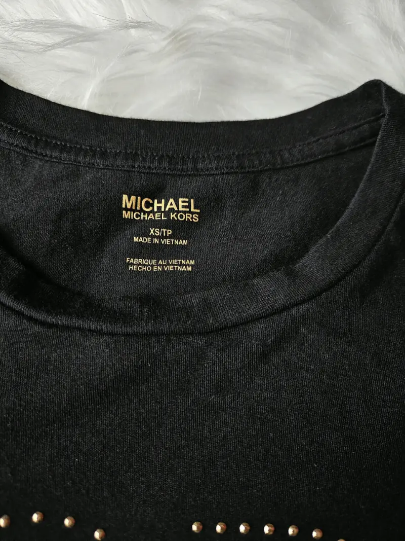 Polera negra Michael Kors con hombros descubiertos - 4