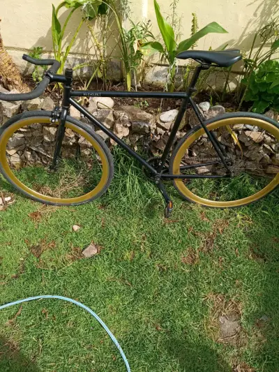 Bicicleta fixie negra con llantas doradas - miniatura 1