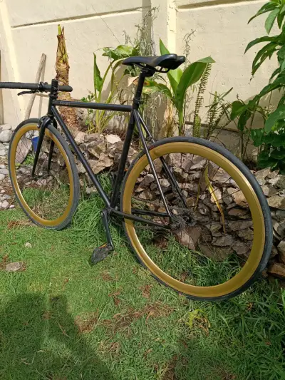 Bicicleta fixie negra con llantas doradas - miniatura 2