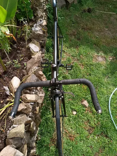 Bicicleta fixie negra con llantas doradas - miniatura 3
