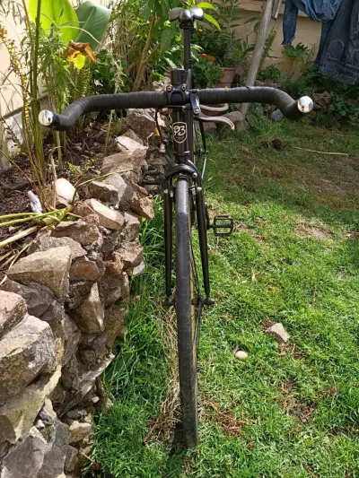 Bicicleta fixie negra con llantas doradas - miniatura 4