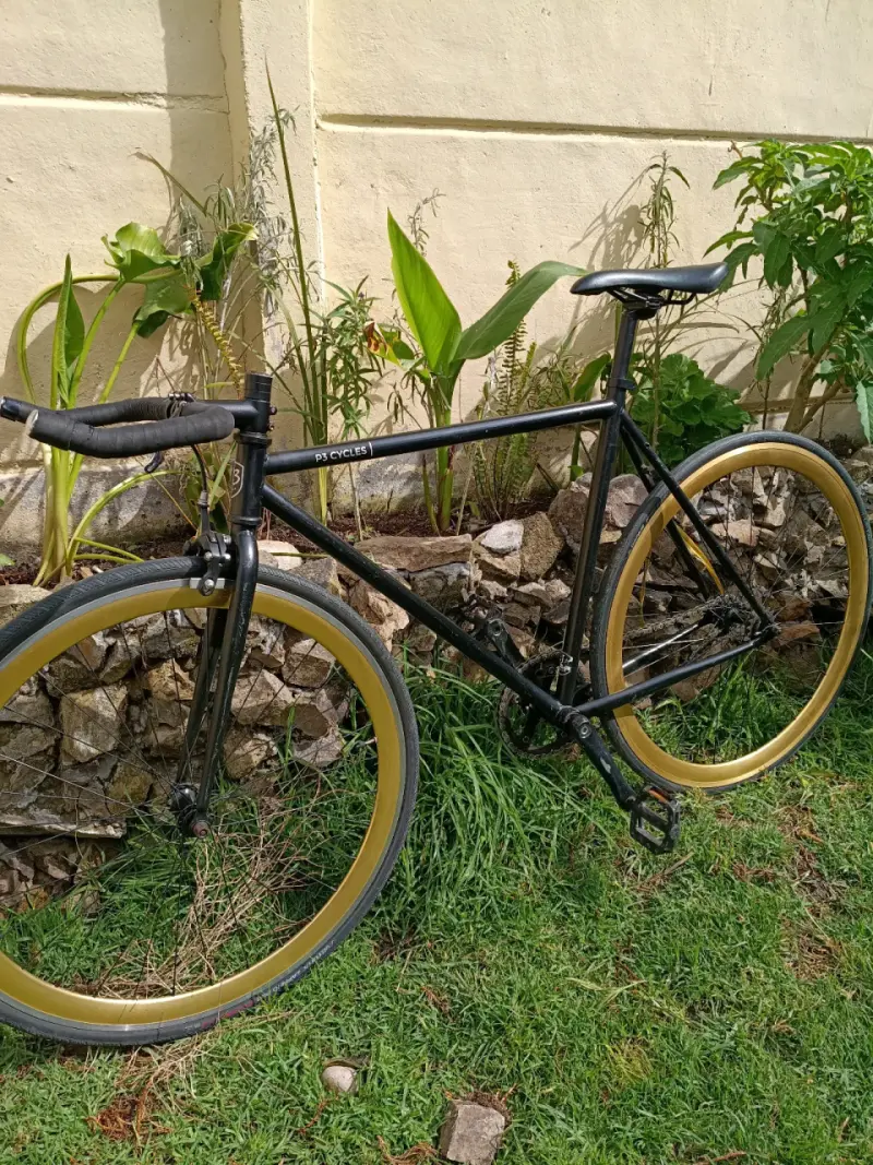 Bicicleta fixie negra con llantas doradas - 5