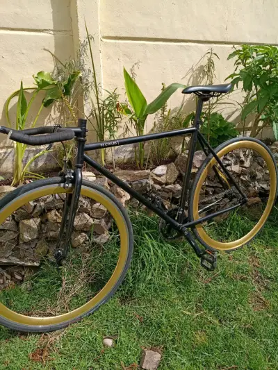 Bicicleta fixie negra con llantas doradas - miniatura 5