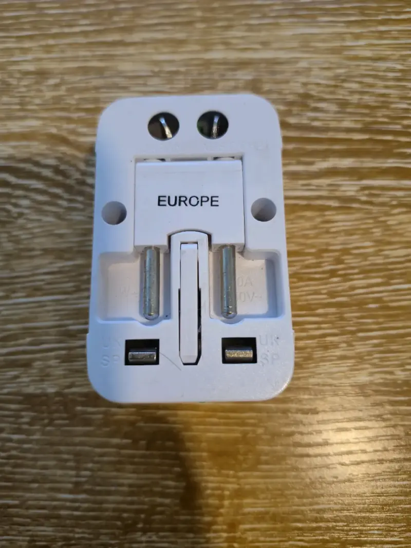 Adaptador de Viaje Universal con Protector de Sobretensión - 1