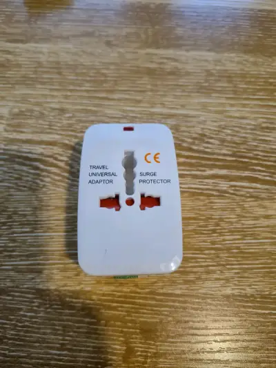 Adaptador de Viaje Universal con Protector de Sobretensión - miniatura 2