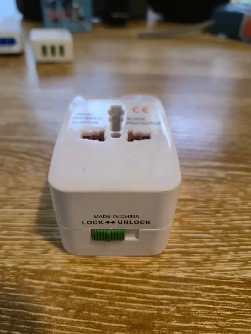 Adaptador de Viaje Universal con Protector de Sobretensión - 3