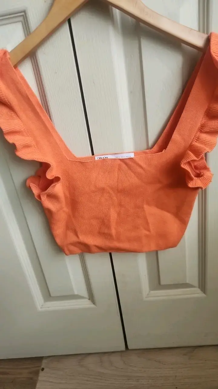 Top corto naranja con volantes Zara - 1