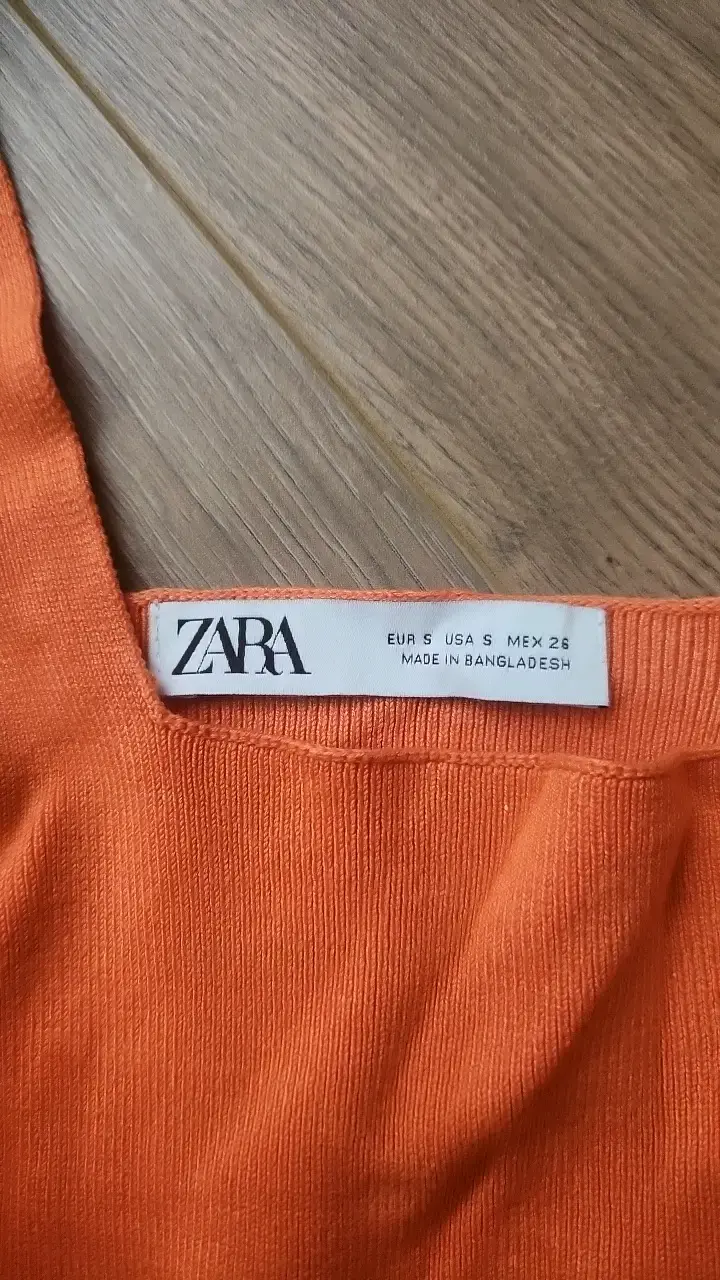 Top corto naranja con volantes Zara - 2