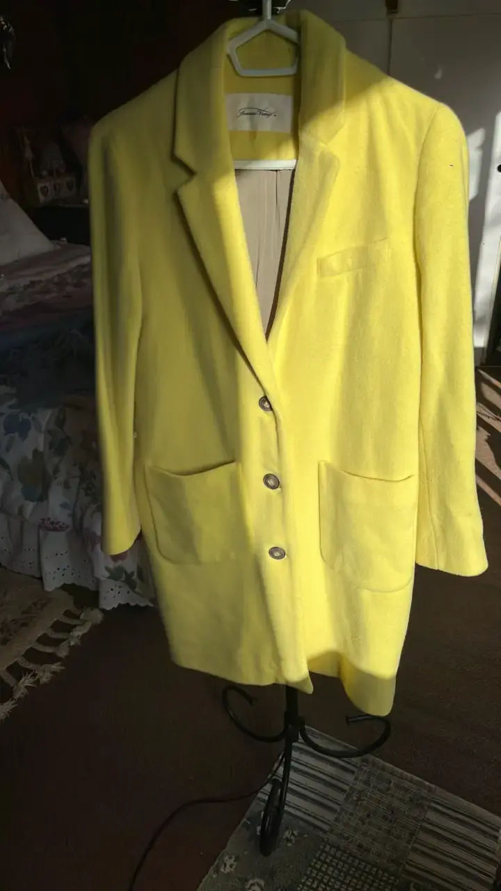 Abrigo amarillo largo elegante - 1