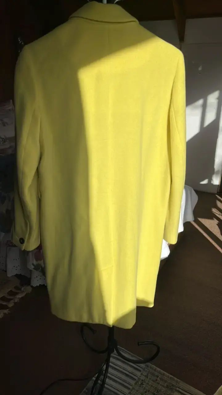 Abrigo amarillo largo elegante - 2