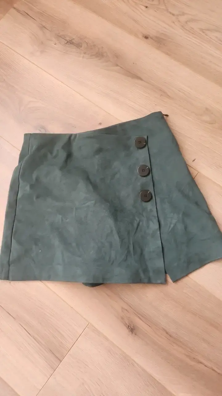 Falda corta verde con botones Zara - 1