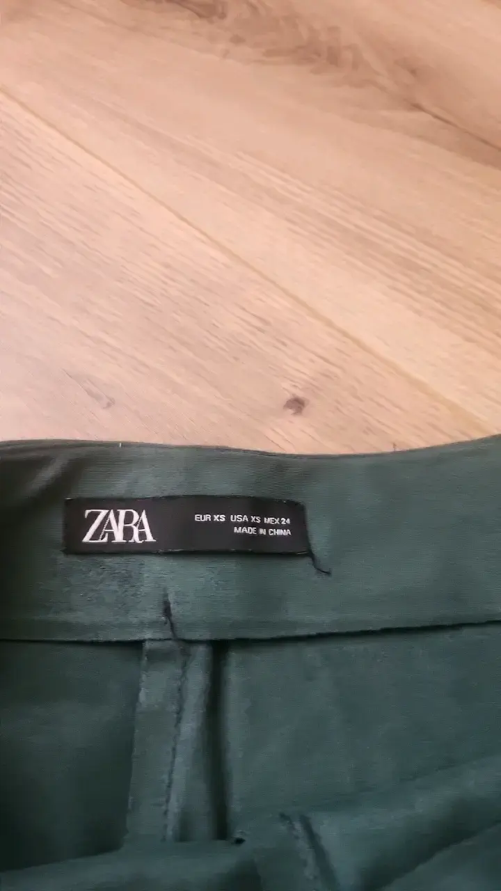 Falda corta verde con botones Zara - 2