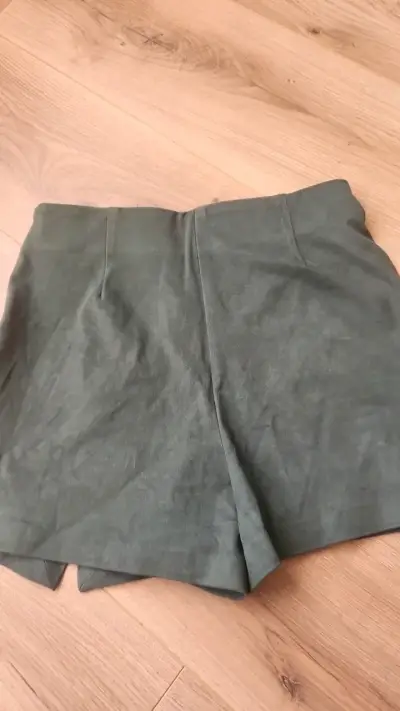 Falda corta verde con botones Zara - miniatura 3