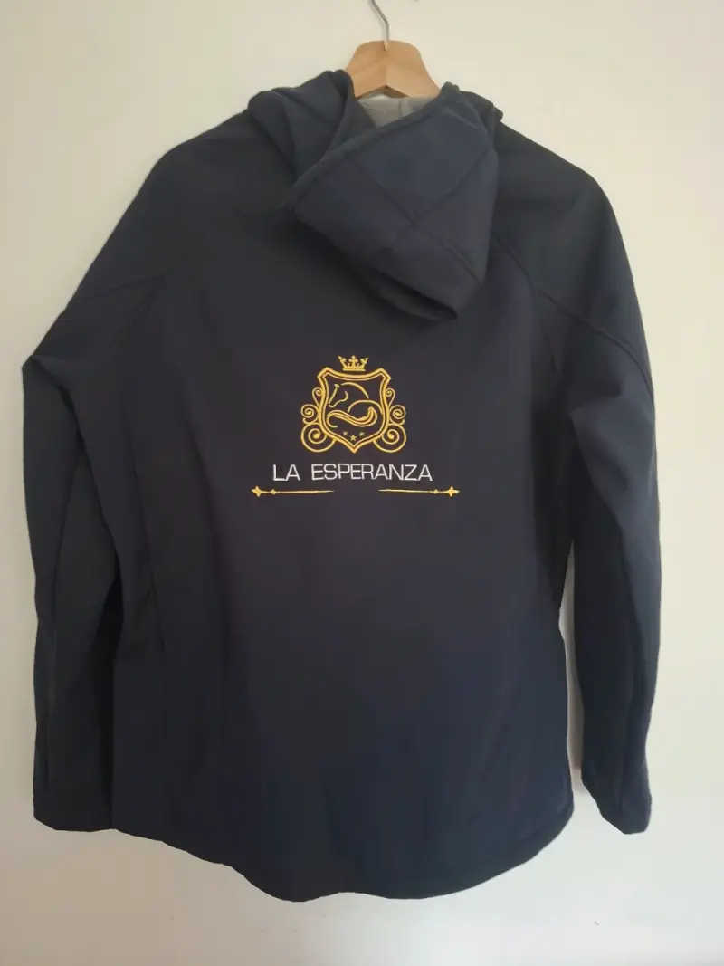 Chaqueta impermeable negra con capucha - 4