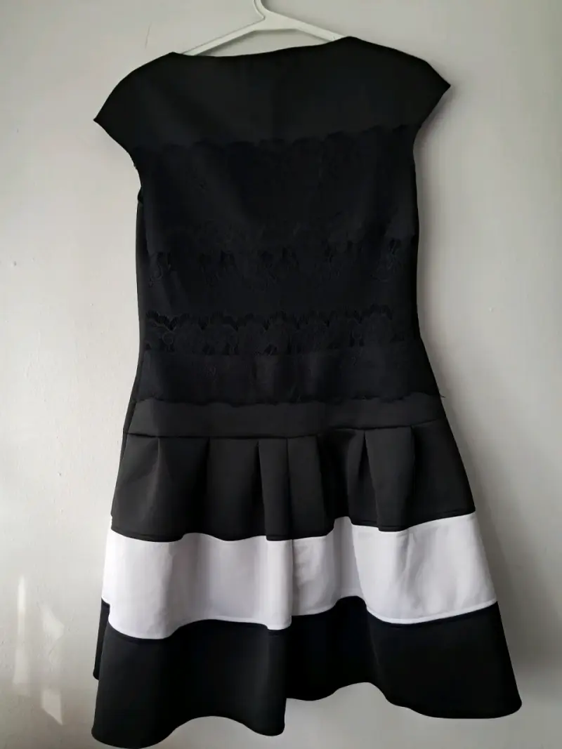 Vestido negro con encaje y diseño a rayas - 1