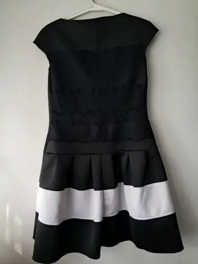 Vestido negro con encaje y diseño a rayas - miniatura 1