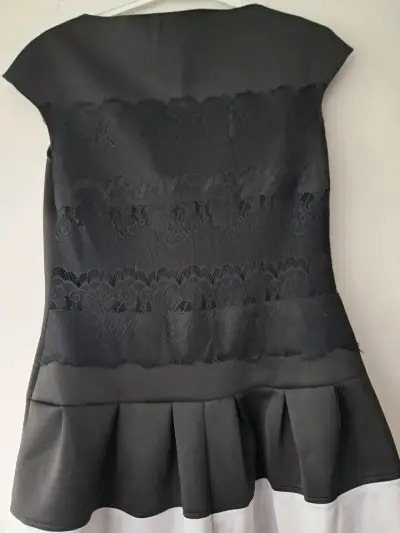 Vestido negro con encaje y diseño a rayas - miniatura 2