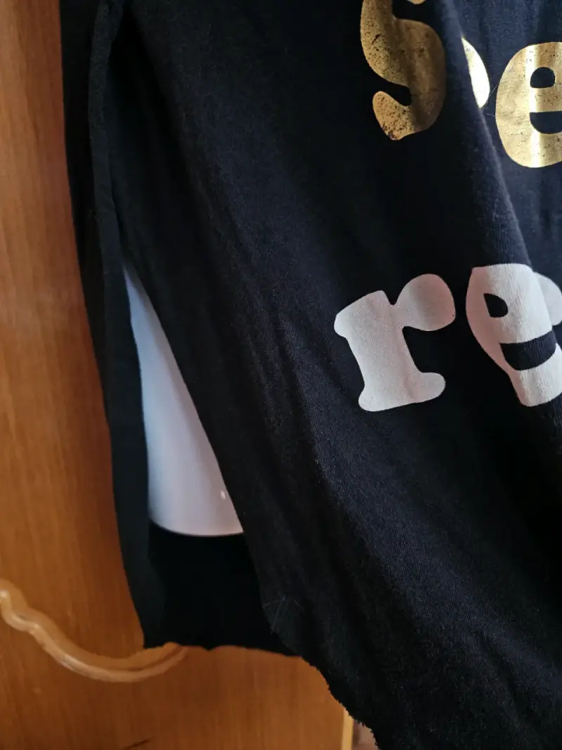 Polera sin mangas negra con texto "Eat Shop Sleep Repeat" - 3