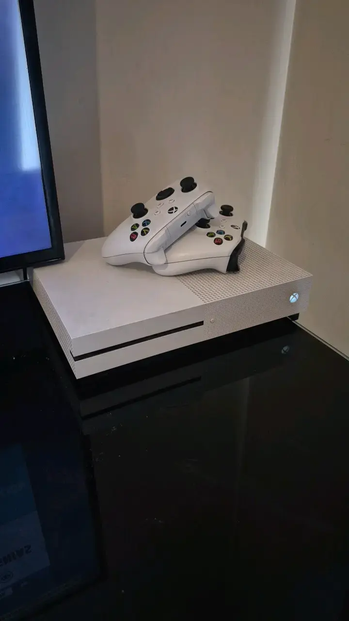 Consola Xbox One S con dos controles