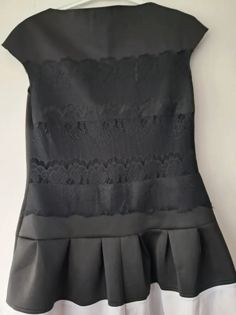 Vestido negro con encaje y franjas blancas - 3