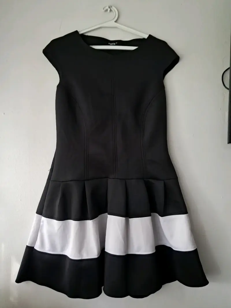 Vestido negro con encaje y franjas blancas - 4