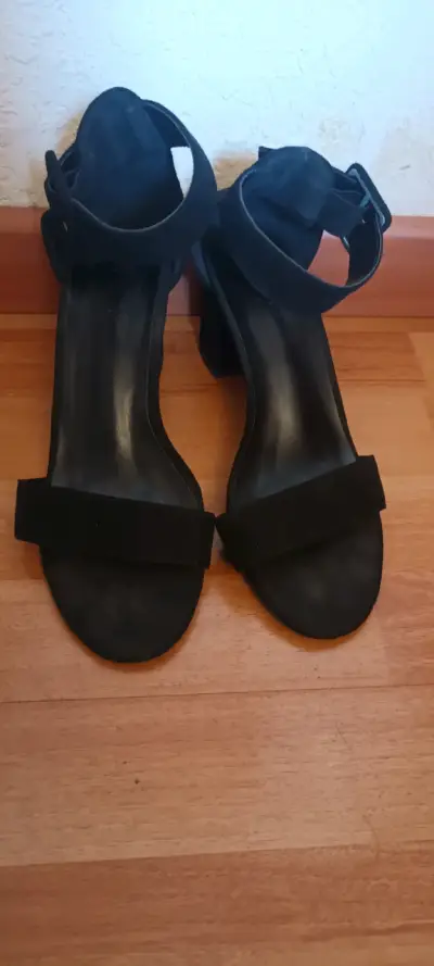 Sandalias negras de tacón cuadrado mediano - miniatura 1