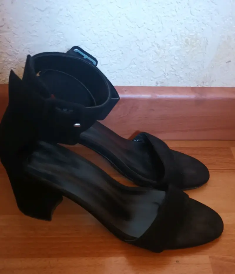 Sandalias negras de tacón cuadrado mediano - 2