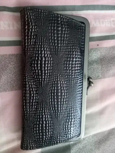 Monedero de cuero negro con textura - miniatura 1