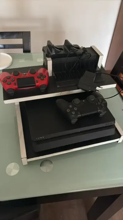 Consola PS4 con dos controles y base de carga - miniatura 1