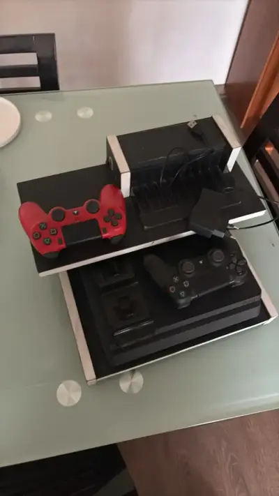 Consola PS4 con dos controles y base de carga - miniatura 2