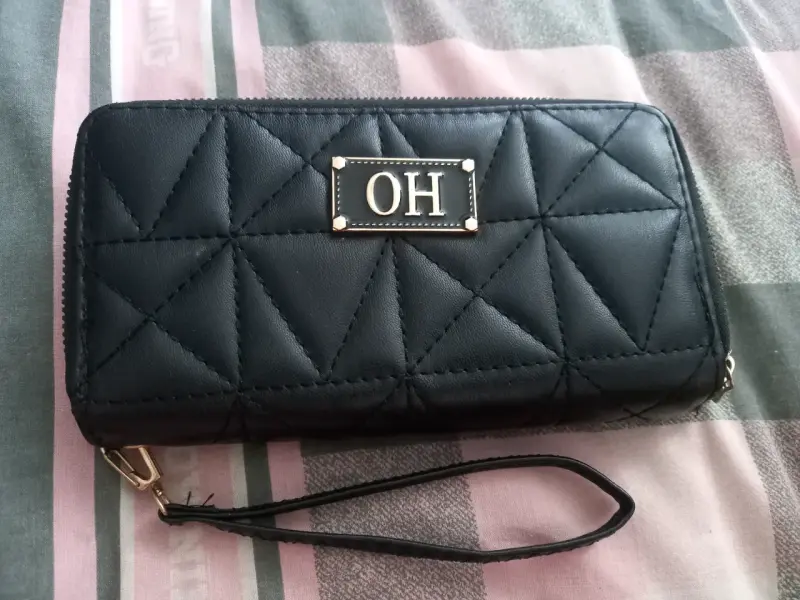 Billetera negra con diseño acolchado