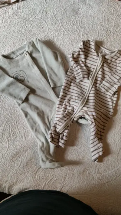 Lote ropa bebe 0-3 meses. Bodies, pijamas, conjunt - miniatura 3