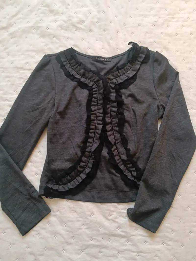 Chaqueta gris con volantes para mujer