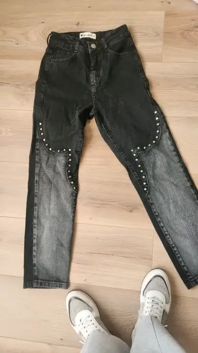 Jeans negros con detalles de tachas para mujer - miniatura 1