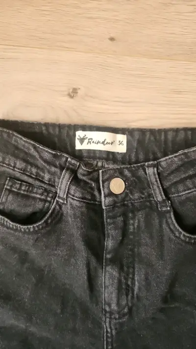 Jeans negros con detalles de tachas para mujer - miniatura 2