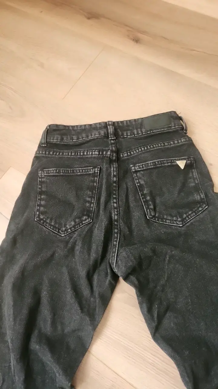 Jeans negros con detalles de tachas para mujer - 3